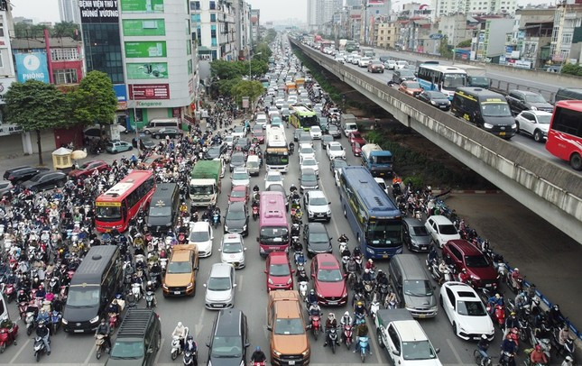 À partir de 2025, la ville de Hanoï limitera et interdira les véhicules privés dans certaines zones afin de réduire la pollution de l'environnement. Photo : Tienphong.vn