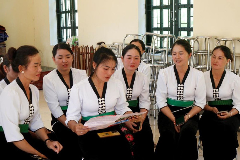 Les femmes de l'ethnie Thai du village de Pom Cai, commune de Muong Tung, district de Muong Cha, province de Dien Bien, apprennent des informations sur la politique ethnique du Parti et de l'État. Photo : BP. Les femmes de l'ethnie Thai du village de Pom Cai, commune de Muong Tung, district de Muong Cha, province de Dien Bien, apprennent des informations sur la politique ethnique du Parti et de l'État. Photo : BP.