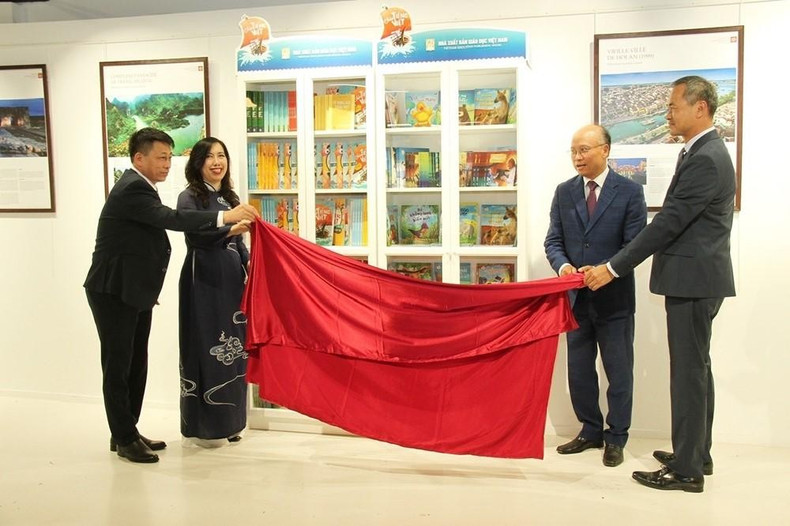 Inauguration de la bibliothèque vietnamienne au service de la communauté vietnamienne en France, en juillet 2024. Photo : Quoc Trung. Inauguration de la bibliothèque vietnamienne au service de la communauté vietnamienne en France, en juillet 2024. Photo : Quoc Trung.