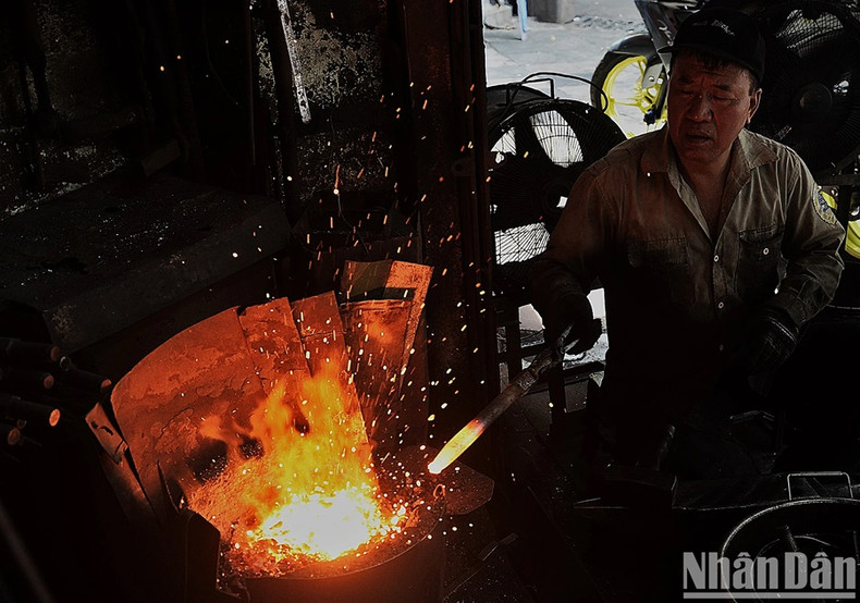 À ce moment-là, Hung retire le matériau du four.