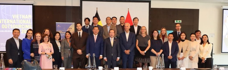 Photo de famille des participants. Photo de famille des participants.