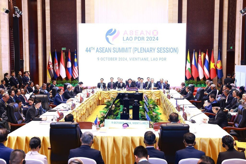 La session plénière du 44e Sommet de l’ASEAN s’est ouverte mercredi 9 octobre à Vientiane. Photo : VNA/CVN La session plénière du 44e Sommet de l’ASEAN s’est ouverte mercredi 9 octobre à Vientiane. Photo : VNA/CVN