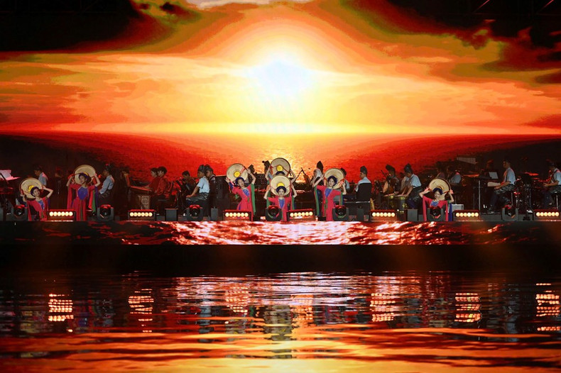 L La performance « Les Filles du Vietnam ». Photo : baovanhoa L La performance « Les Filles du Vietnam ». Photo : baovanhoa