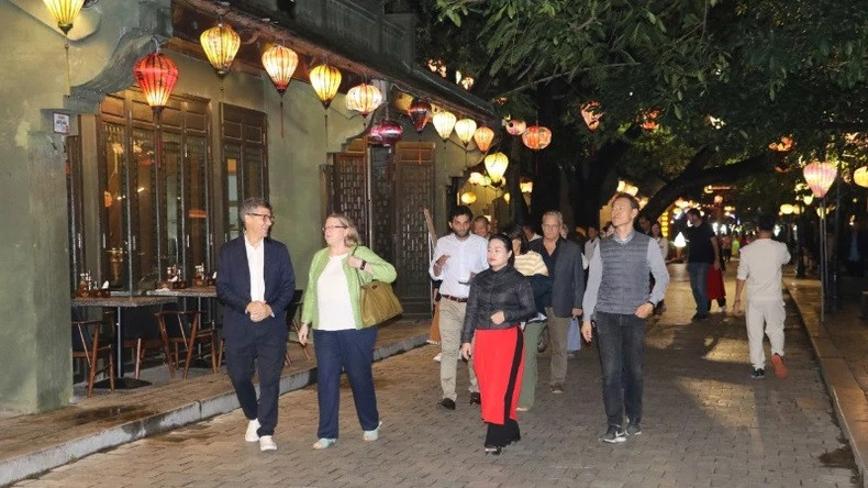 La délégation de l’UNESCO visite la vieille ville de Hoa Lu (Ninh Binh) ảnh 2 La délégation de l’UNESCO visite la vieille ville de Hoa Lu (Ninh Binh) ảnh 2