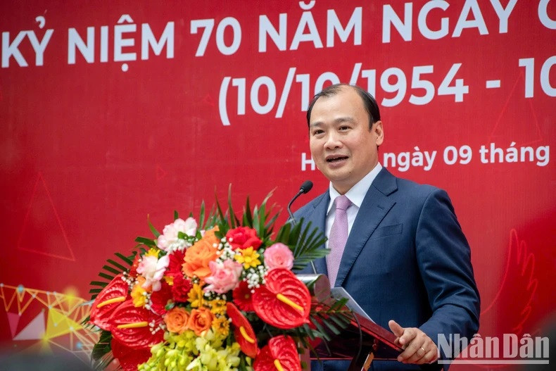 Le Hai Binh, rédacteur en chef de la Revue Communiste, a pris la parole lors de la cérémonie d’inauguration de l’exposition. Photo : Thanh Dat.
