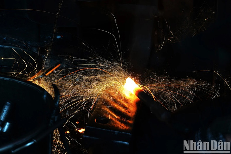 Les « feux d’artifice » se succèdent dans l’atelier de forge de plus de 2 m² de Nguyen Phuong Hung.