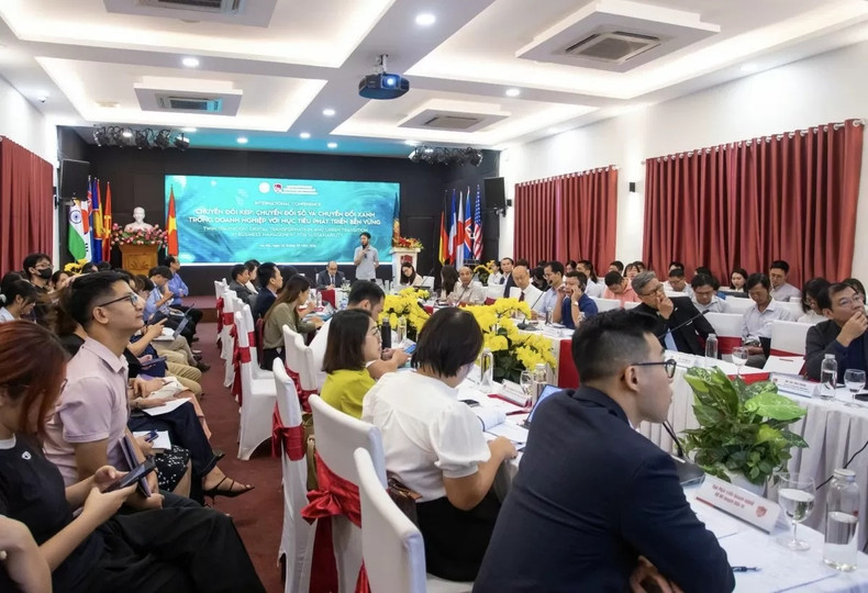 Le colloque international sur le thème : « Double transformation : Transformation numérique et transformation verte dans les entreprises avec l’objectif de développement durable » a eu lieu le 30 septembre, à Hanoi. Photo : congthuong.vn Le colloque international sur le thème : « Double transformation : Transformation numérique et transformation verte dans les entreprises avec l’objectif de développement durable » a eu lieu le 30 septembre, à Hanoi. Photo : congthuong.vn