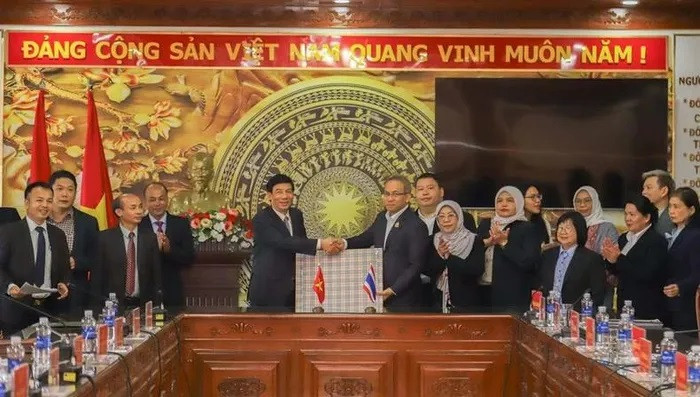 Renforcement de la coopération dans la lutte contre la traite des êtres humains entre la police de la province de Lam Dong (dans les Hauts Plateaux du Centre du Vietnam) et la délégation du ministère du Développement social et de la Sécurité humaine du Royaume de Thaïlande. Photo : ministère vietnamien de la Sécurité publique.