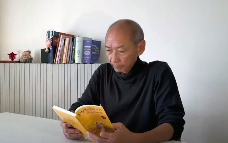 Après avoir suivi le cours de vietnamien « Passerelle vers le Vietnam », Jean Baptiste Pham est désormais capable de lire, écrire et parler le vietnamien. Capture d’écran : Minh Thai. Après avoir suivi le cours de vietnamien « Passerelle vers le Vietnam », Jean Baptiste Pham est désormais capable de lire, écrire et parler le vietnamien. Capture d’écran : Minh Thai.