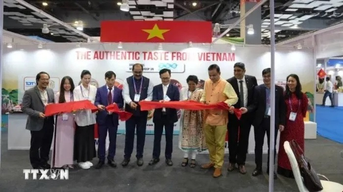 Les délégués coupent le ruban lors de l’inauguration du stand de fruits et produits alimentaires transformés vietnamiens à la 3e Foire mondiale de l’alimentation (WFI 2024), à New Delhi, le 19 septembre 2024. Photo : VNA. Les délégués coupent le ruban lors de l’inauguration du stand de fruits et produits alimentaires transformés vietnamiens à la 3e Foire mondiale de l’alimentation (WFI 2024), à New Delhi, le 19 septembre 2024. Photo : VNA.