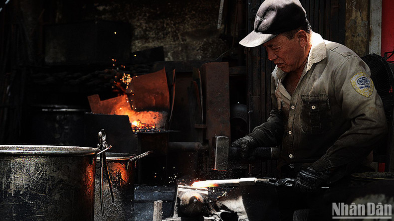 M. Nguyen Phuong Hung, également connu par beaucoup sous le nom de « Hung Lo Ren », se passionne chaque jour pour la préservation du métier traditionnel.