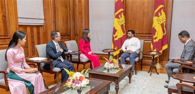 L'ambassadrice du Vietnam au Sri Lanka, Trinh Thi Tam, et le président sri-lankais Anura Kumara Dissanayake.