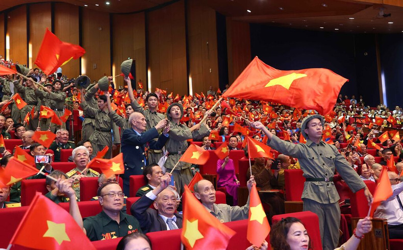 La cérémonie marquant le 70e anniversaire de la libération de la capitale (10 octobre) a eu lieu le 10 octobre au Centre national des congrès de My Dinh, Hanoï. Photo : VNA/CVN