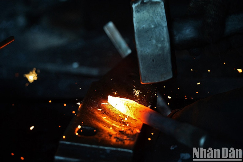 Les forets et les burins de construction deviennent aussi tranchants que neufs à chaque coup de marteau.