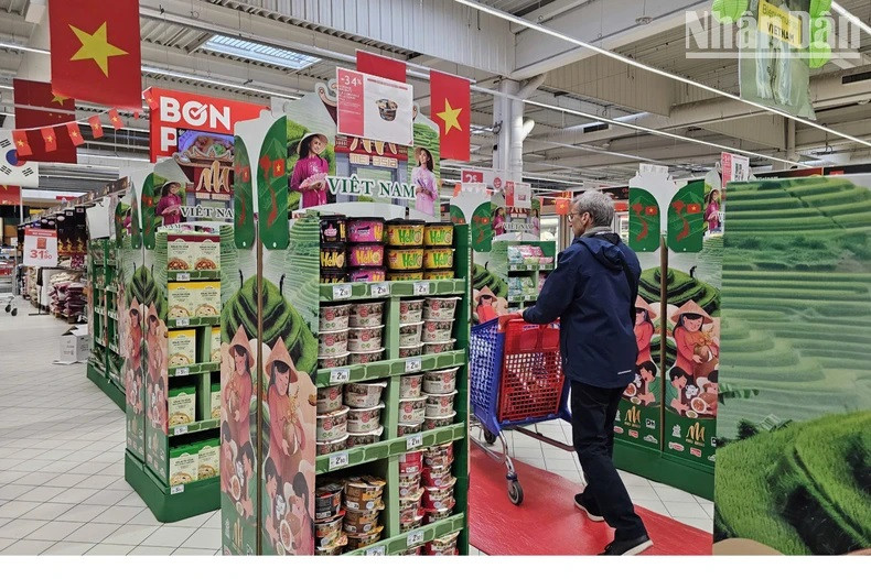 Les consommateurs français privilégient de plus en plus les produits vietnamiens en raison de leur bonne qualité et de leur beau design. Photo : Minh Duy/Journal Nhân Dân.