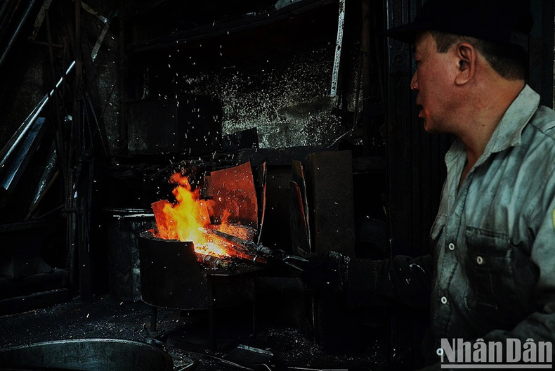 Le travail le plus courant de M. Hung consiste à réparer et à renouveler les forets et les burins des machines de construction.