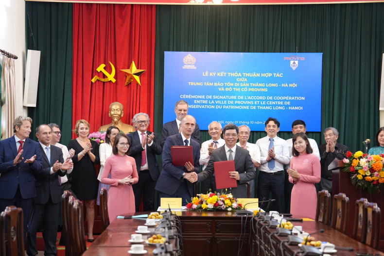 Cérémonie de signature de l'accord de coopération entre le Centre de conservation du patrimoine de Thang Long — Hanoï et Provins. Photo : HNM