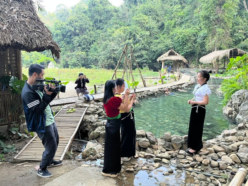 Des femmes de la commune de Chiêng Yên, district de Vân Hô, province de Son La (Nord), développent le modèle du tourisme communautaire dans le cadre d’un projet financé par l’OIF. Photo : CVN. Des femmes de la commune de Chiêng Yên, district de Vân Hô, province de Son La (Nord), développent le modèle du tourisme communautaire dans le cadre d’un projet financé par l’OIF. Photo : CVN.
