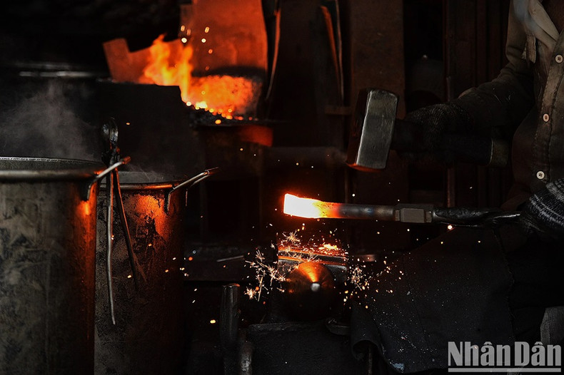 Chaque coup de marteau donne progressivement forme et vie au produit.