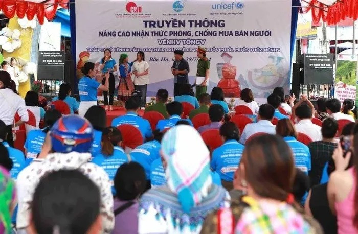 Le Centre pour les Femmes et le Développement (Union des Femmes du Vietnam), en collaboration avec le Comité populaire du district de Bac Ha (Lao Cai, au Nord du Vietnam), a organisé une action de sensibilisation contre la traite des êtres humains lors du marché des hautes terres de Bac Ha.