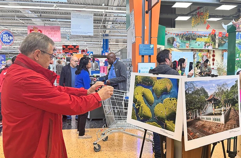 La population locale a l’occasion de découvrir le patrimoine vietnamien au supermarché Carrefour. Photo : Khai Hoan/Journal Nhân Dân.