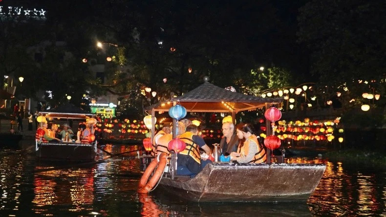 La délégation de l’UNESCO visite la vieille ville de Hoa Lu (Ninh Binh) ảnh 6 La délégation de l’UNESCO visite la vieille ville de Hoa Lu (Ninh Binh) ảnh 6