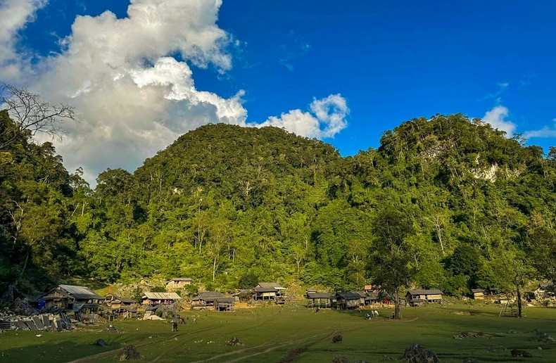 Le couple a poursuivi son exploration plus profondément dans les villages environnants, dans des endroits où même les technologies comme Google Maps ne fonctionnent pas. Le couple a poursuivi son exploration plus profondément dans les villages environnants, dans des endroits où même les technologies comme Google Maps ne fonctionnent pas.