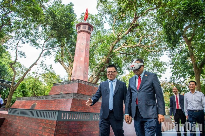 Les délégués découvrent l’exposition interactive sur la Tour du Drapeau de Hanoï. Photo : Thanh Dat.