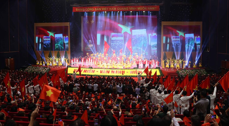 Des numéros artistiques présentés en l'honneur du 70e anniversaire de la libération de la capitale. Photo : VNA/CVN.