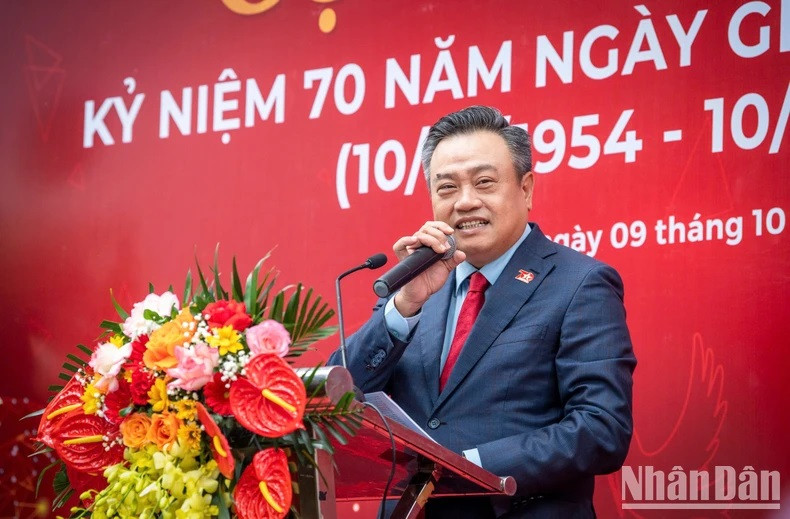 Tran Sy Thanh, président du Comité populaire de Hanoï, a exprimé son émotion face à cette série de projets commémoratifs de Nhân Dân. Photo : Thanh Dat
