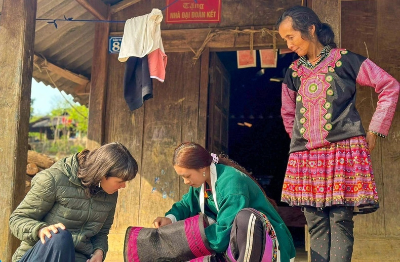 Les visiteurs ont appris davantage sur la culture H'Mông, par exemple, lorsque le propriétaire leur a expliqué l'importance du pilier principal dans les maisons. Les visiteurs ont appris davantage sur la culture H'Mông, par exemple, lorsque le propriétaire leur a expliqué l'importance du pilier principal dans les maisons.