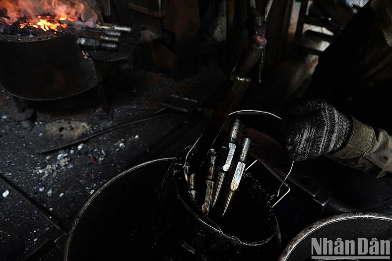 Pour obtenir le produit final, les mèches de forage et les burins sont ensuite immergés successivement dans de l’eau normale, puis dans de l’eau salée.