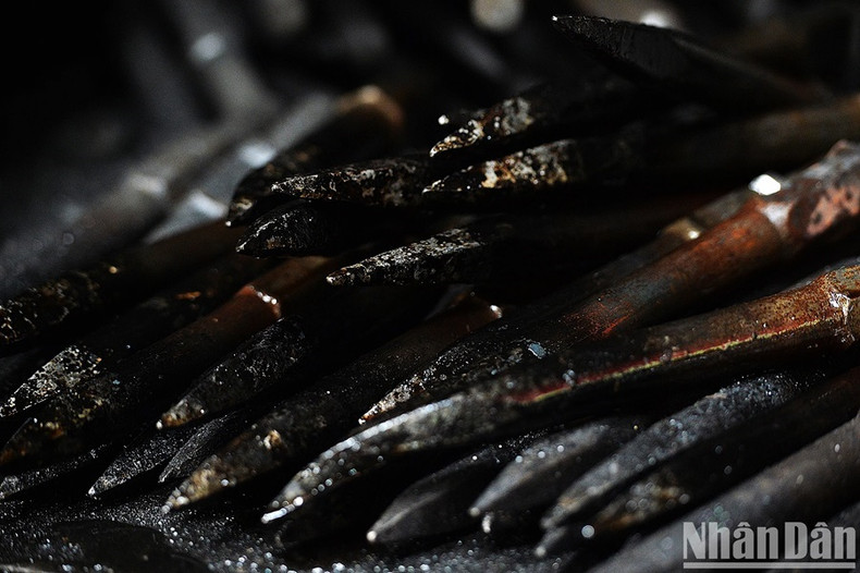 Le produit fini, fruit de nombreuses heures de sueur, de suie de charbon et de poussière de métal, reflète le travail acharné de Hung.