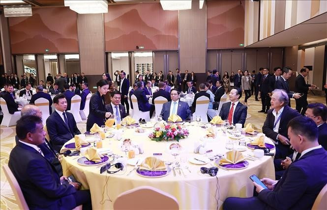 Lors du petit-déjeuner d’échange spécial entre le Premier ministre vietnamien Pham Minh Chinh, ses homologues lao Sonexay Siphandone et cambodgien Samdech Thipadei Hun Manet et des représentants du Conseil consultatif des affaires de l&apos;ASEAN (ASEAN-BAC). Photo : VNA