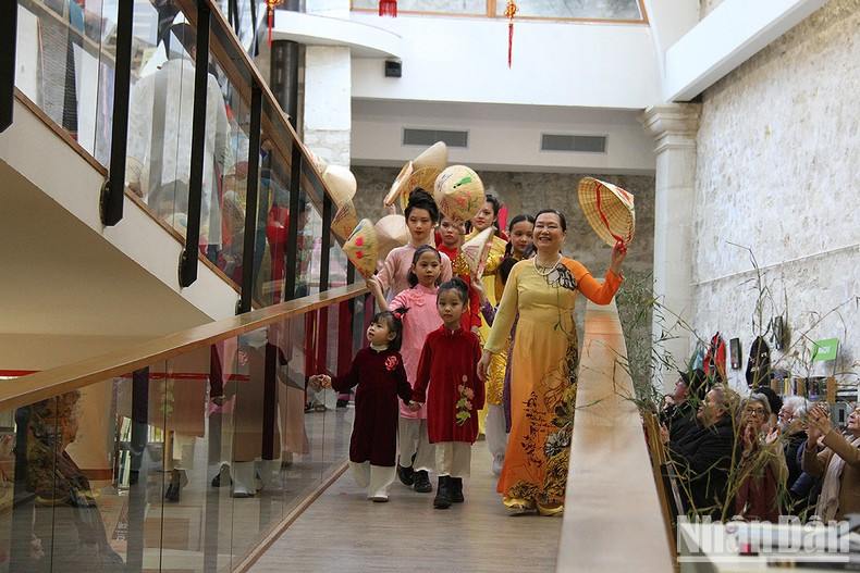 Des générations de Vietnamiens à Saintes participent à la représentation de l'áo dài. Des générations de Vietnamiens à Saintes participent à la représentation de l'áo dài.