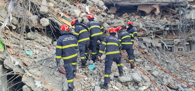 Les sauveteurs vietnamiens déploient de grands efforts pour rechercher les victimes.