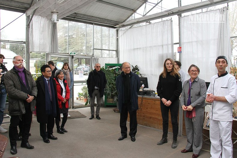 L’ambassadeur du Vietnam en France, Dinh Toàn Thang (au centre), a déclaré que l’accord de libre-échange UE - Vietnam offre un grand potentiel aux localités des deux pays pour renforcer leur coopération. L’ambassadeur du Vietnam en France, Dinh Toàn Thang (au centre), a déclaré que l’accord de libre-échange UE - Vietnam offre un grand potentiel aux localités des deux pays pour renforcer leur coopération.