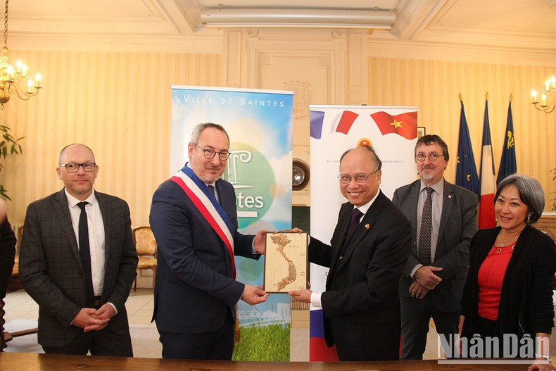 L’ambassadeur vietnamien offre un cadeau au maire de Saintes, espérant qu’il y aura de nombreux projets de coopération entre les deux parties. Photo : NDEL. L’ambassadeur vietnamien offre un cadeau au maire de Saintes, espérant qu’il y aura de nombreux projets de coopération entre les deux parties. Photo : NDEL.