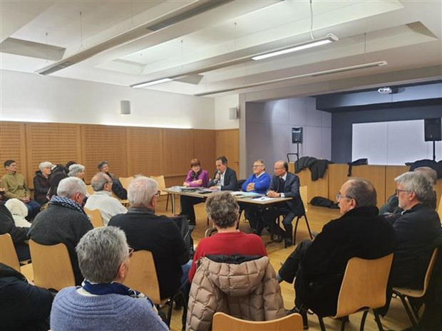 Panorama du séminaire sur le mouvement pour la paix pendant la guerre d'Indochine tenu le 25 février dans la ville de Saint-Pierre-des-Corps. Photo : VNA. Panorama du séminaire sur le mouvement pour la paix pendant la guerre d'Indochine tenu le 25 février dans la ville de Saint-Pierre-des-Corps. Photo : VNA.