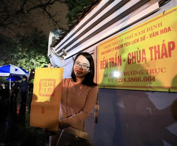 Une feuille scellée distribuée par le temple des Roi Trân à Nam Dinh. Photo : VNA. Une feuille scellée distribuée par le temple des Roi Trân à Nam Dinh. Photo : VNA.