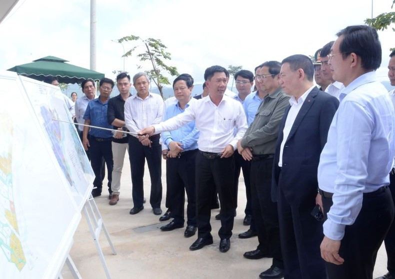 Le Premier ministre Pham Minh Chinh visite le projet de construction de la zone industrielle - urbaine et tertiaire Becamex VSIP Binh Dinh. Photo : VNA.
