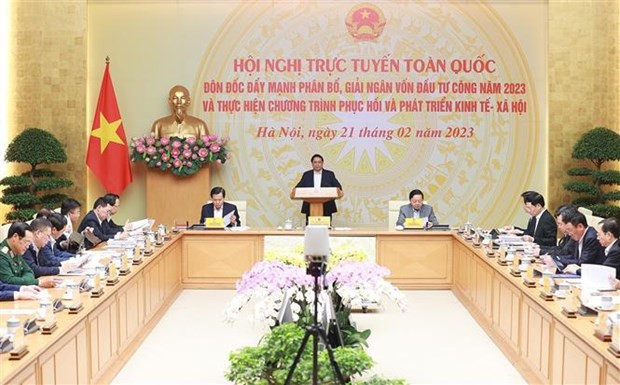Le Premier ministre vietnamien, Pham Minh Chinh (debout, au centre), prend la parole lors de la visio-conférence nationale sur le décaissement des de l’année 2023 et la mise en œuvre du programme de relance et de développement socio-économique. Photo : VNA. Le Premier ministre vietnamien, Pham Minh Chinh (debout, au centre), prend la parole lors de la visio-conférence nationale sur le décaissement des de l’année 2023 et la mise en œuvre du programme de relance et de développement socio-économique. Photo : VNA.