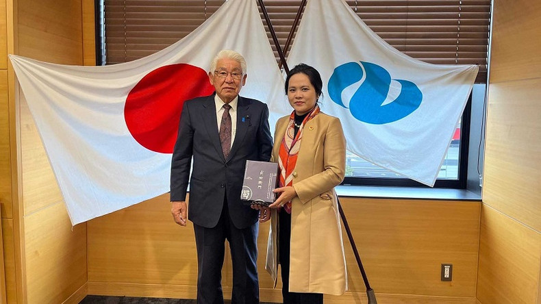 La consule générale du Vietnam à Fukuoka, au Japon, Vu Chi Mai, et le président du conseil de la préfecture de Nagasaki, Nakashima Hiroyoshi. Photo : baoquocte. La consule générale du Vietnam à Fukuoka, au Japon, Vu Chi Mai, et le président du conseil de la préfecture de Nagasaki, Nakashima Hiroyoshi. Photo : baoquocte.