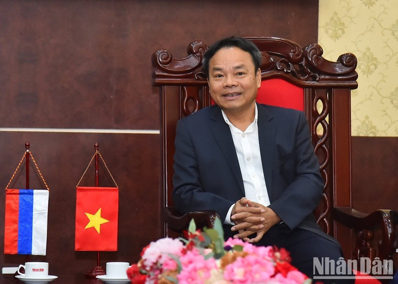 Le rédacteur en chef adjoint du journal Nhân Dân, Dinh Nhu Hoan, prend la parole lors de la rencontre.