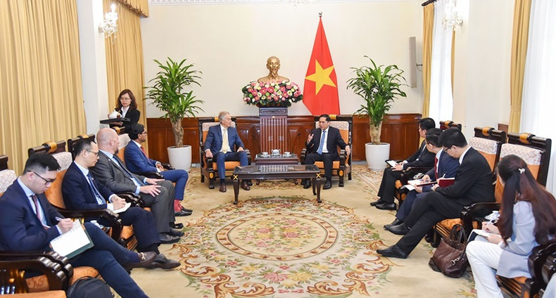 Le ministre des Affaires étrangères, Bui Thanh Son, apprécie hautement les contributions de Tony Blair au développement des relations bilatérales. Photo : baoquocte. Le ministre des Affaires étrangères, Bui Thanh Son, apprécie hautement les contributions de Tony Blair au développement des relations bilatérales. Photo : baoquocte.