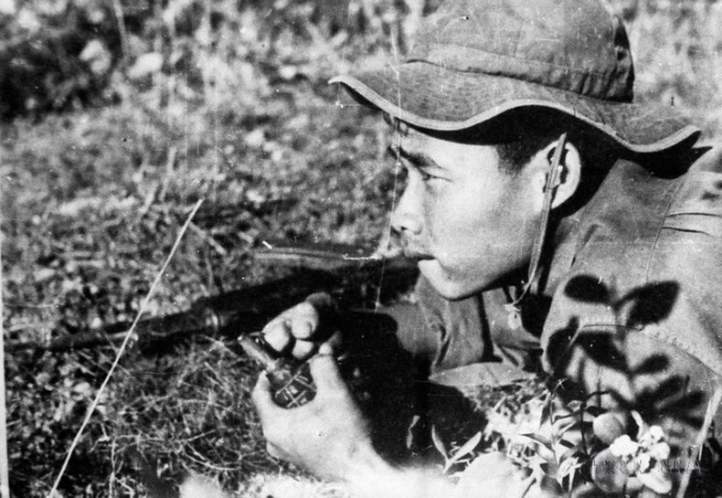 L'armée de libération du Sud Vietnam attendit le moment propice pour ouvrir le feu et attaquer la base militaire de Duong De, Tam Ky, dans la province de Quang Nam, dans le cadre de la campagne stratégique de Hue-Da Nang. Photo : VNA.