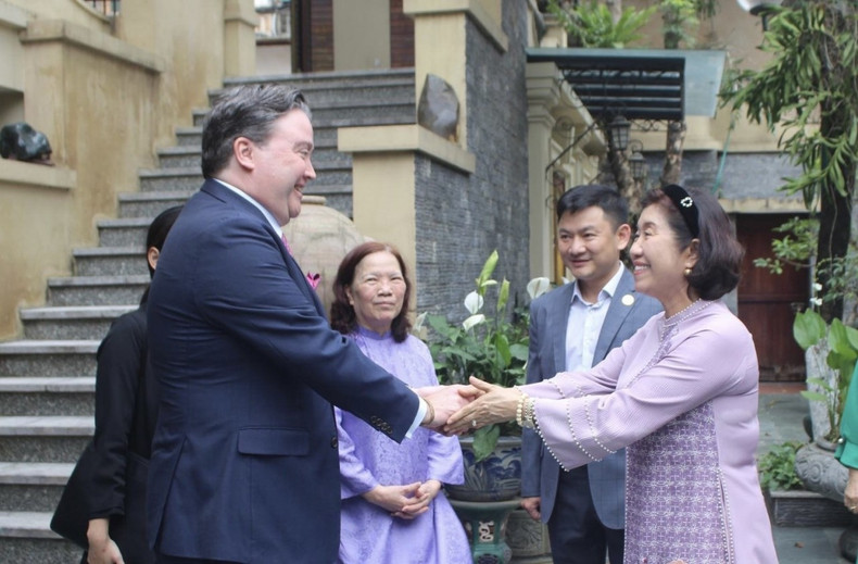 L’ambassadeur américain au Vietnam, Marc Knapper, a rencontré Mme Dang Thi Minh Ngoc, épouse de feu le général de corps d’armée Nguyên Chi Vinh. Photo : baoquocte.