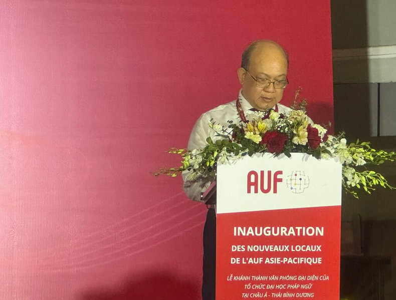 Le recteur de la HUST, Huynh Quyêt Thang, s’est déclaré "heureux" d’accueillir l’équipe de la direction de l’AUF - Asie-Pacifique dans l’enceinte de son établissement. Le recteur de la HUST, Huynh Quyêt Thang, s’est déclaré "heureux" d’accueillir l’équipe de la direction de l’AUF - Asie-Pacifique dans l’enceinte de son établissement.