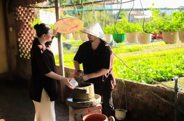 Les touristes étrangers découvrent le métier d’agriculteur à Hoi An. Photo: Thanhnien Les touristes étrangers découvrent le métier d’agriculteur à Hoi An. Photo: Thanhnien