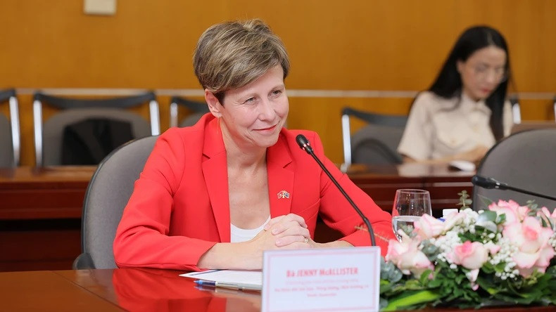 La sénatrice Jenny McAllister, ministre adjointe du changement climatique et de l’énergie de l’Australie, a pris la parole lors de la cérémonie de signature. Photo : Ambassade d’Australie